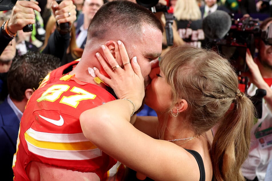 Taylor Swift (r.) is reportedly "eager" to take the next steps in her romance with Travis Kelce.