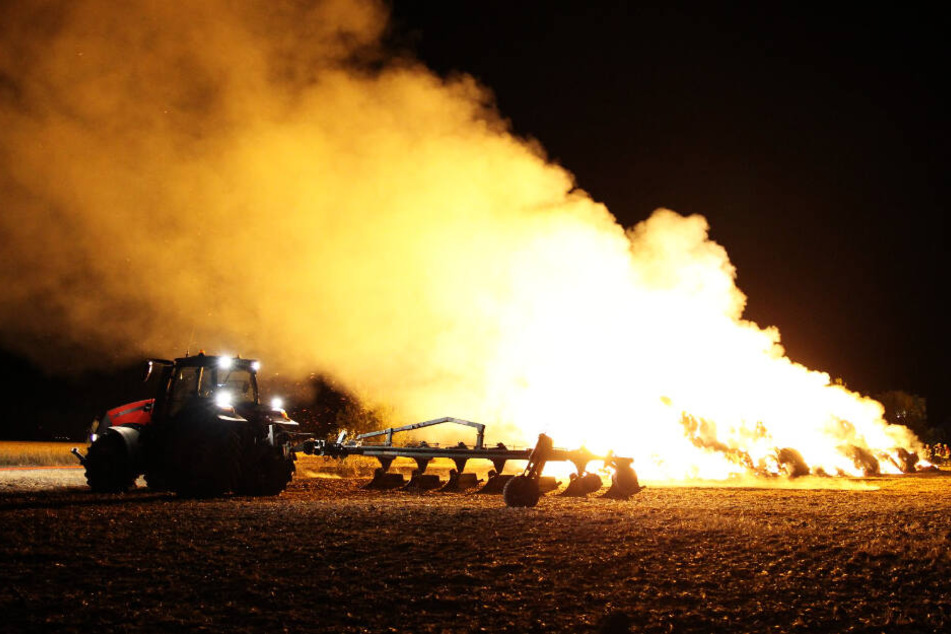 Die Feuerwehr ließ die Strohballen kontrolliert abbrennen.