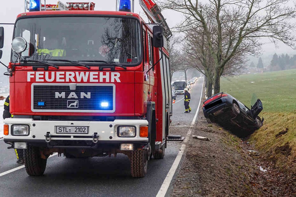 Rettungsdienst und Feuerwehr aus Zwönitz eilten zum Unfallort auf der Straße zwischen Grünhain und Zwönitz.