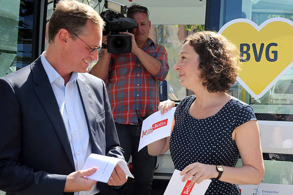 Berlins Regierender Bürgermeister Michael Müller und Wirtschaftssenatorin Ramona Pop (39, Grüne) stellen auf dem Campus Mitte das Pilotprojekt zum autonomen Fahren vor.
