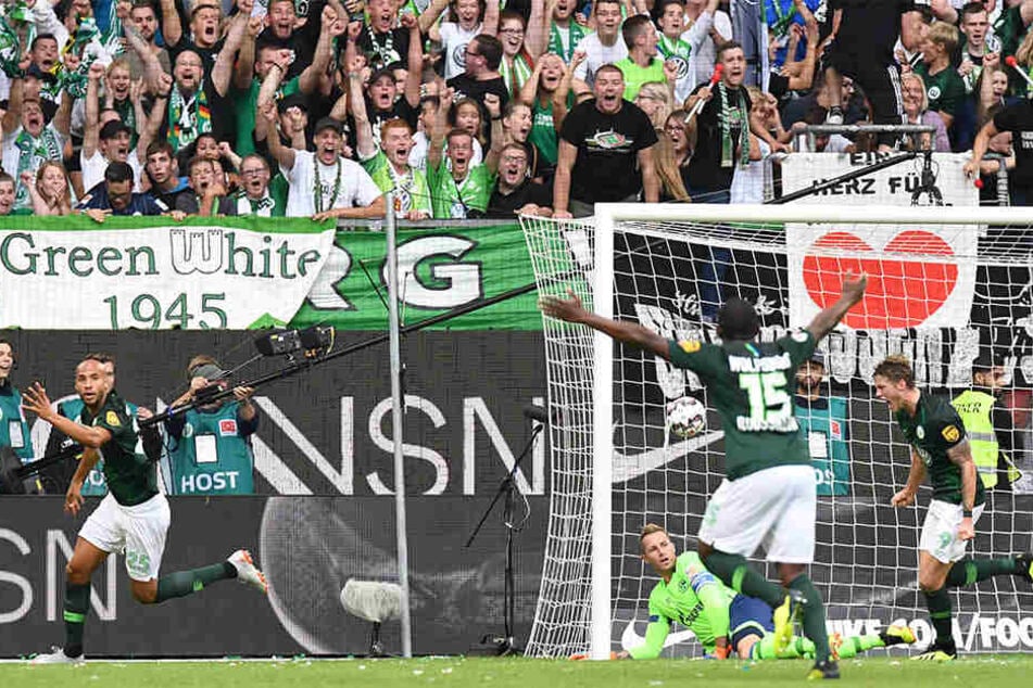 John Anthony Brooks (l.) erzielt die Führung für den VfL Wolfsburg. Seine Mannschaftskameraden und die Fans feiern den gebürtigen Berliner.