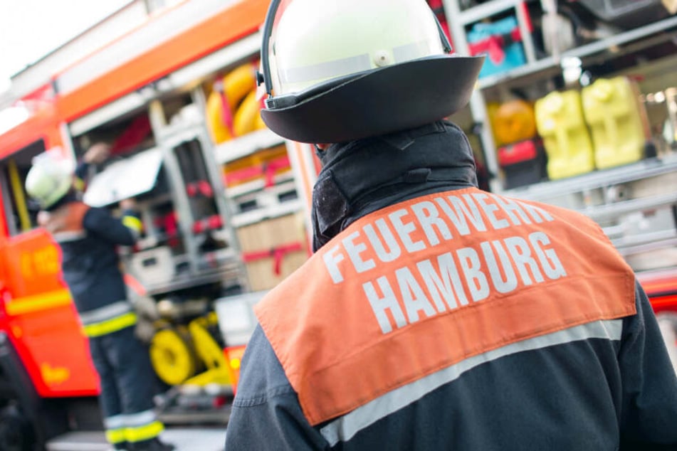Hamburger Feuerwehrleute checken ihr Einsatzfahrzeug.