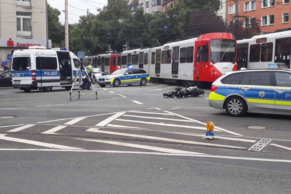 Die Polizei ermittelte am Unfallort in Köln-Deutz.