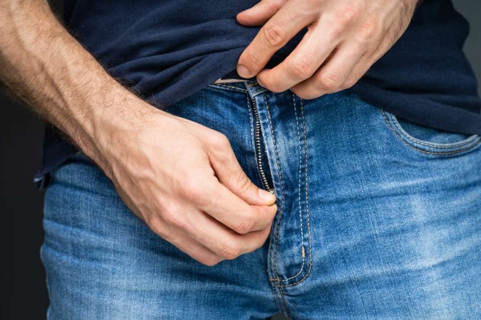 Ein unbekannter Mann hat offenbar mehrfach vor fremden Frauen onaniert. (Symbolbild)