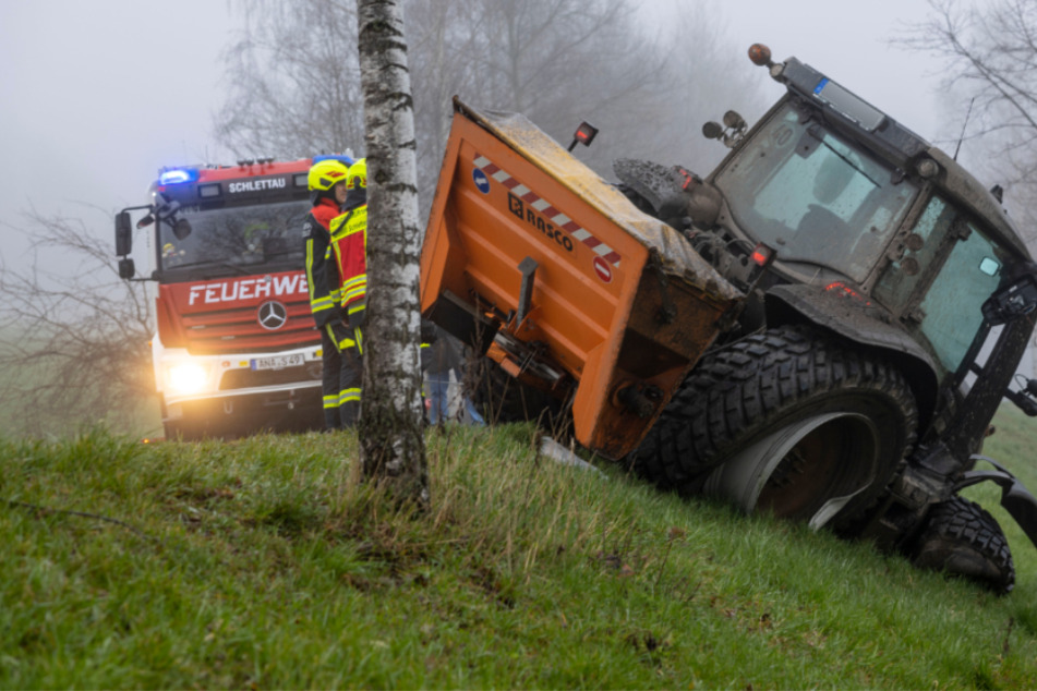 Dichter Nebel im Erzgebirge: Traktor kracht gegen Baum und droht abzurutschen