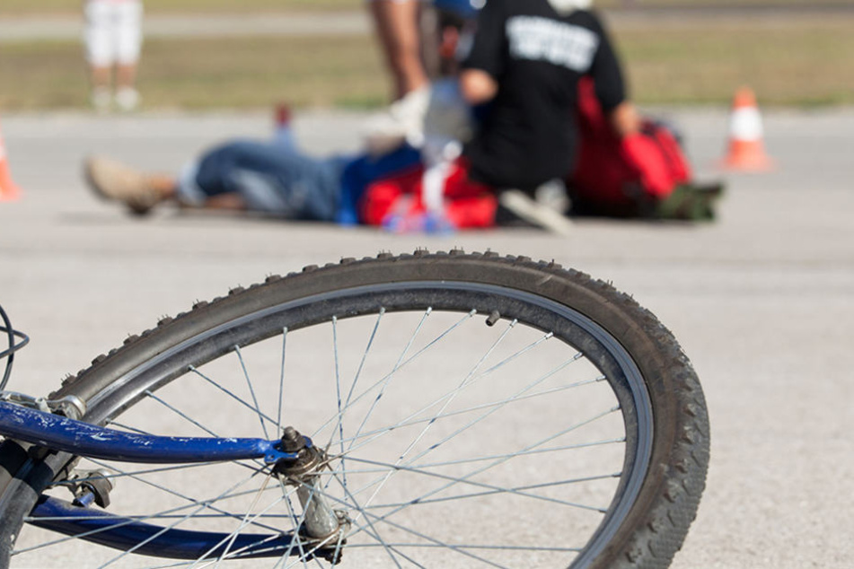 Eine zwischenzeitliche Obduktion habe ergeben, dass der Radfahrer an den Folgen seiner Kopfverletzungen starb. (Symbolbild)