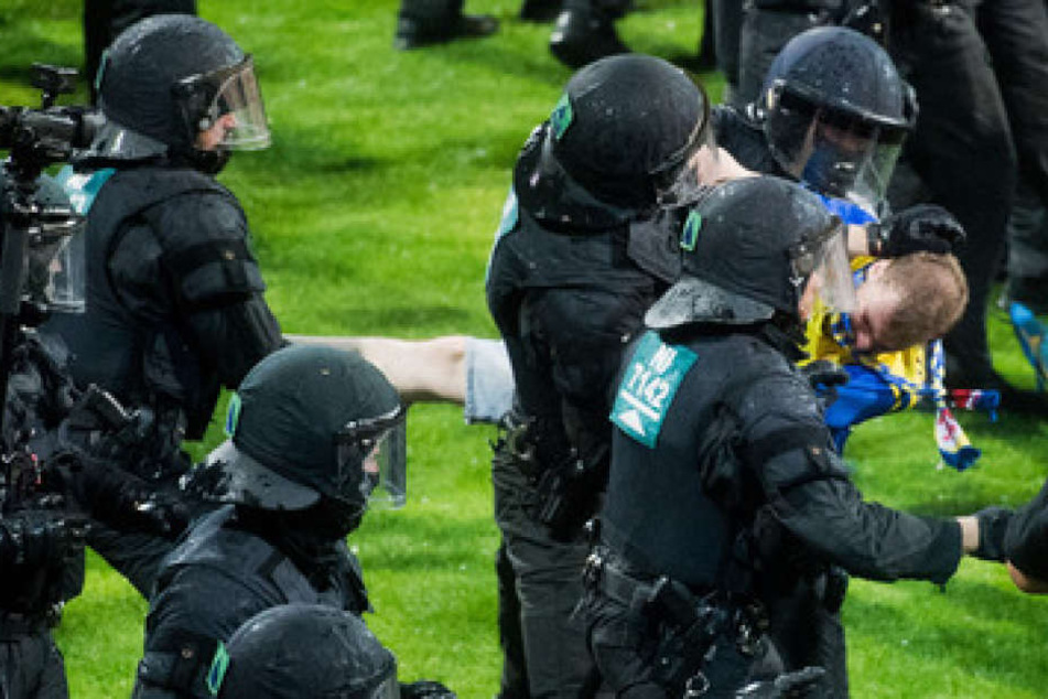 Die Sicherheitskräfte mussten die Übeltäter teilweise gewaltsam vom Rasen entfernen.