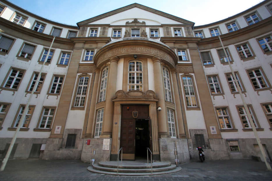 Der 50-jährige Angeklagte muss sich vor der Schwurgerichtskammer des Landgerichts Frankfurt verantworten.