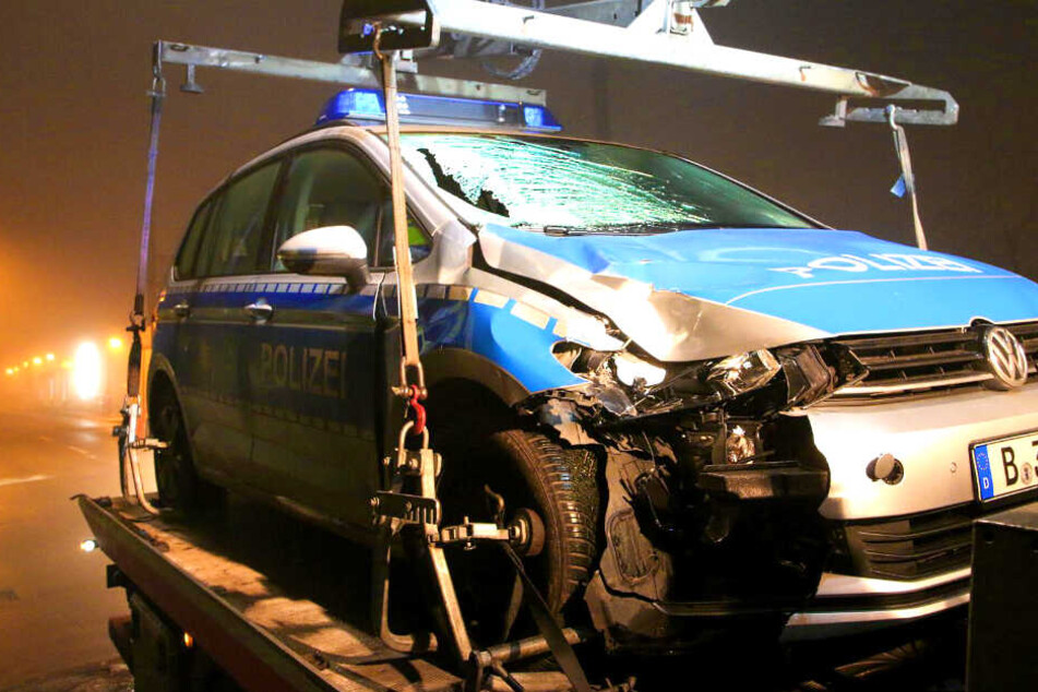 Fußgänger wird von Polizeiauto erfasst und stirbt