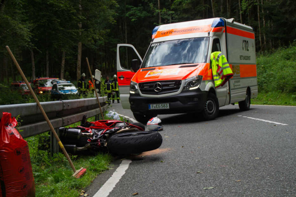 Der Kradfahrer war so schwer verletzt, dass er noch vor Ort starb.
