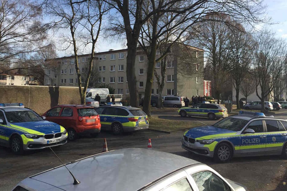 In einem Mehrfamilienhaus in Baumheide verschanzt sich ein Mann, der Selbstmord begehen will.