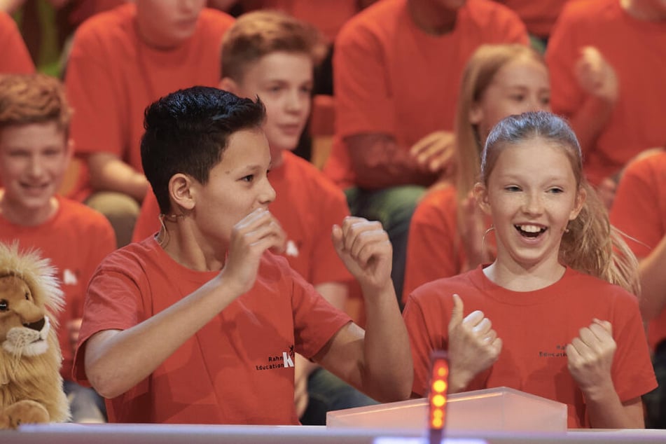 Luis und Mia aus der Klasse 6a vom sportlich-musikalischem Gymnasium Leipzig freuen sich über das richtige Ergebnis