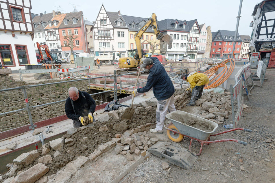 Noch weitgehend unpassierbar aber im Bau sind Straßen und Brücken im Zentrum von Bad Münstereifel nach dem Hochwasser im vergangenen Jahr.