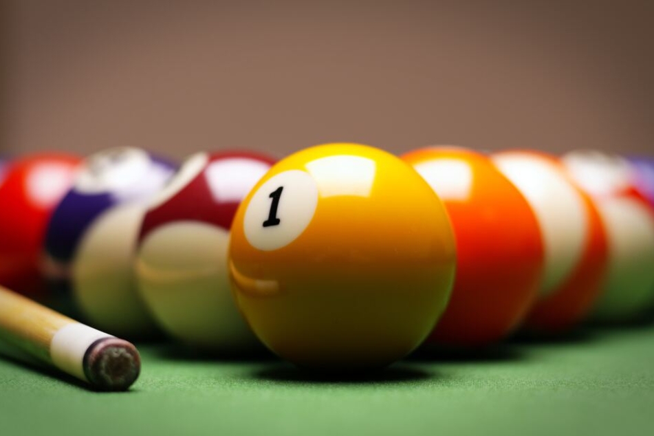 Der Unbekannte warf eine Billiardkugel auf den Krankenwagen. (Symbolbild)