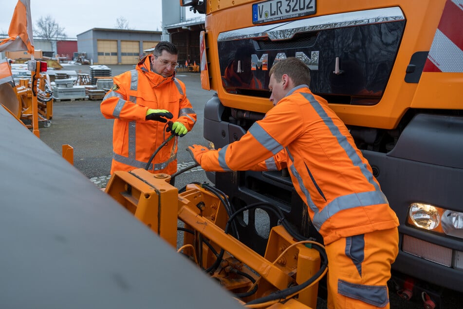 Landrat Thomas Hennig (48, CDU, l.) schaute dem Winterdienst über die Schulter - und packte beim Anbringen des Schneeschildes am Winterdienstfahrzeug mit an.