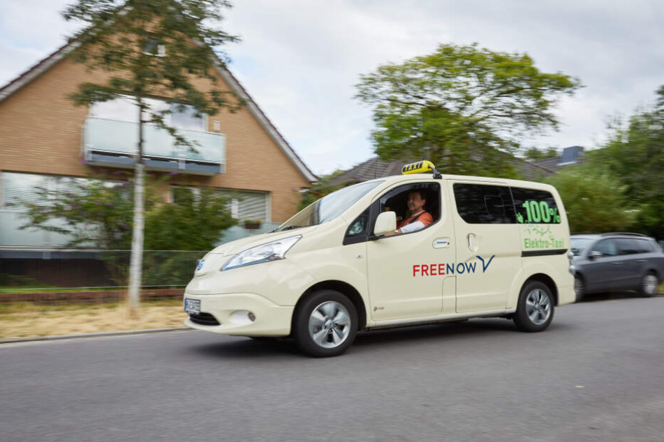 Der Taxi-Unternehmer Khmelevskyy ist der einzige Besitzer eines vollelektrischen Taxis in Hamburg.