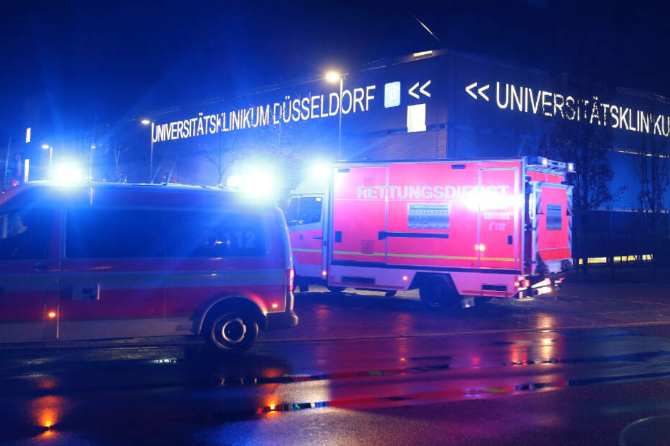 Krankenwagen fahren vor dem Krankenhausgelände vor.