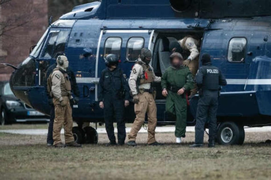 Einer der Terror-Verdächtigen wird aus einem Helikopter geführt.