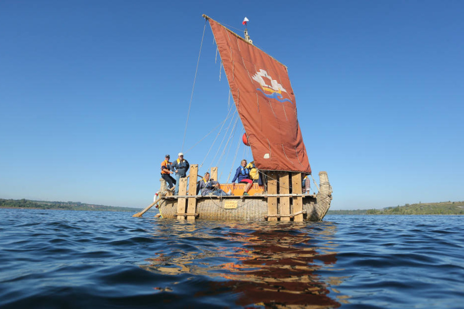 Mit dem Steinzeitboot Dilmun-S trainierte Dominique Görlitz seine Segelcrew auf dem Geiseltalsee.