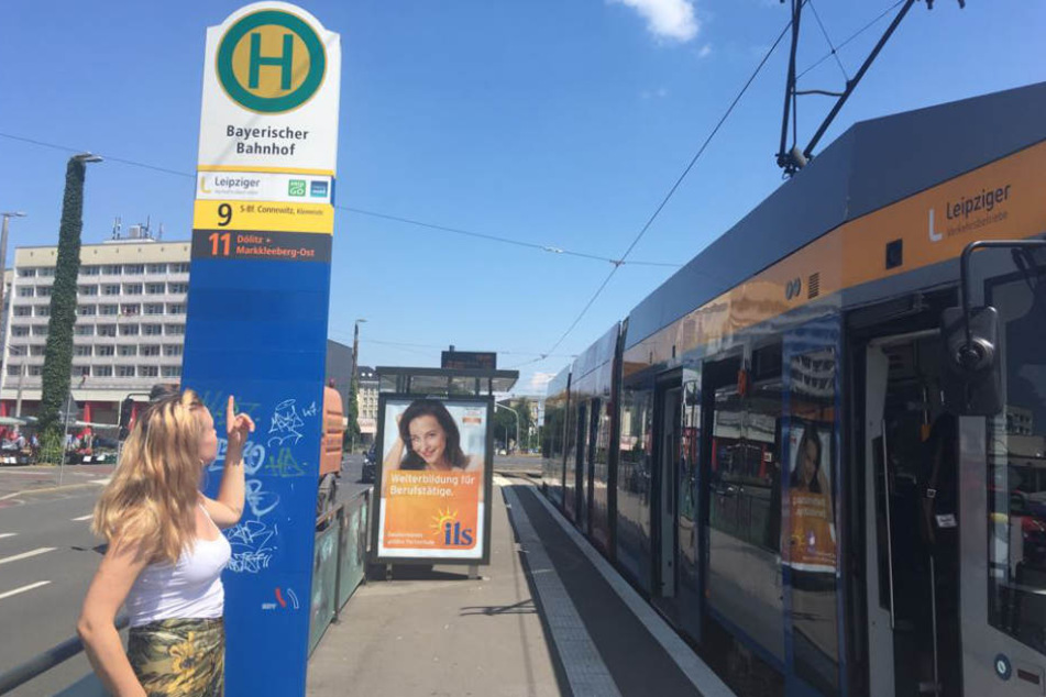 An der Haltestelle "Bayerischer Bahnhof" fiel Laura in dem Gerangel gemeinsam mit ihrem Peiniger aus der Bahn. Hundedame Betty vergaß Laura da glatt in der Tram.