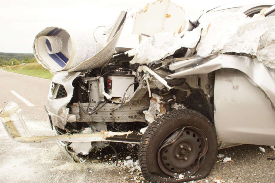 Das Auto des Unfall-Verursachers ist komplett zerstört.