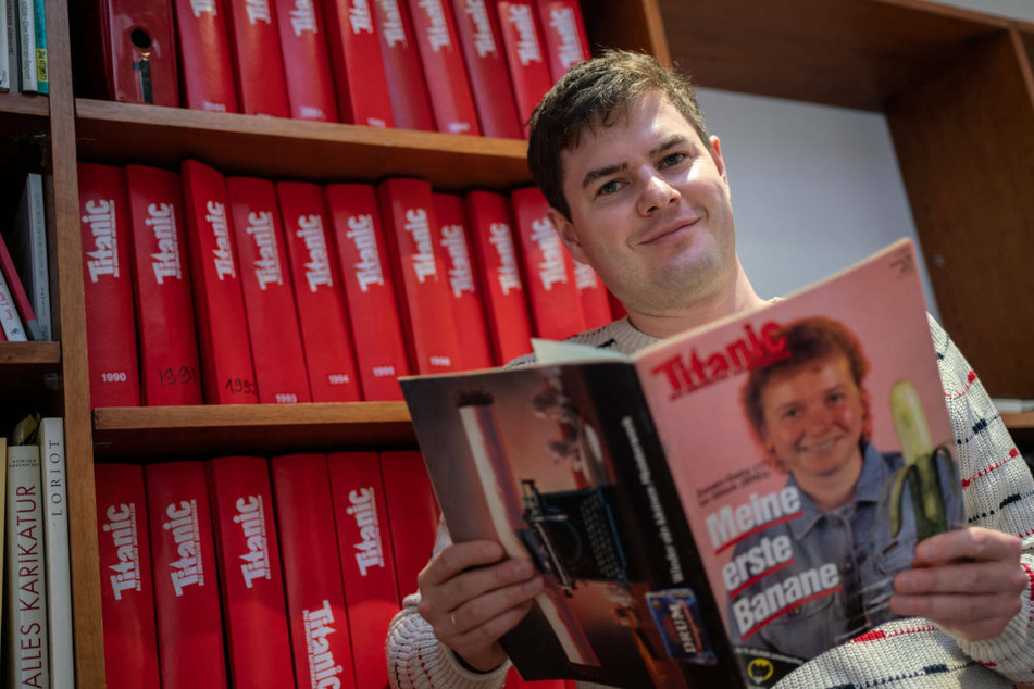 "Titanic"-Chefredakteur Moritz Hürtgen mit einer der Kult-Ausgaben des Satire-Magazins (Archivbild)