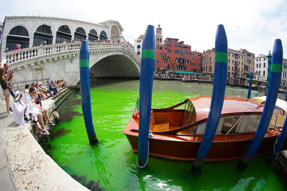 Die Ermittlungen zur Ursache der leuchtend grünen Färbung im Canal Grande dauern noch an.
