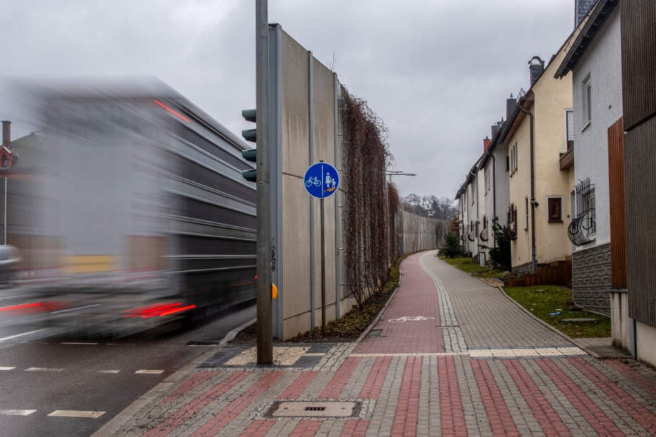 Entlastung für Anwohner? Eine Lärmschutzwand an der Zschopauer Straße trennt die Häuser vom Straßenkrach.