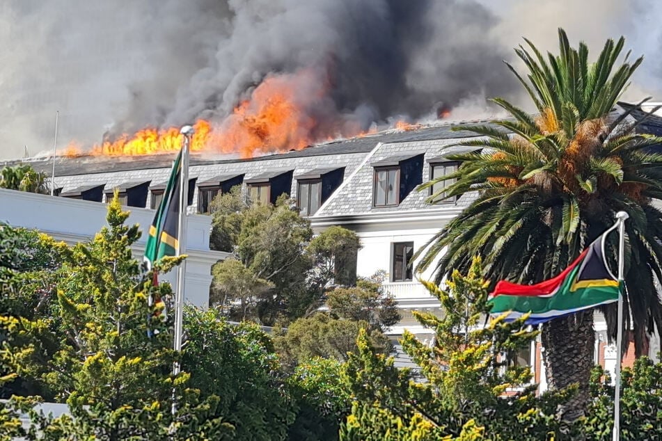 Nur einen Tag nach verheerendem Feuer: Erneut Großbrand in Südafrikas Parlament!