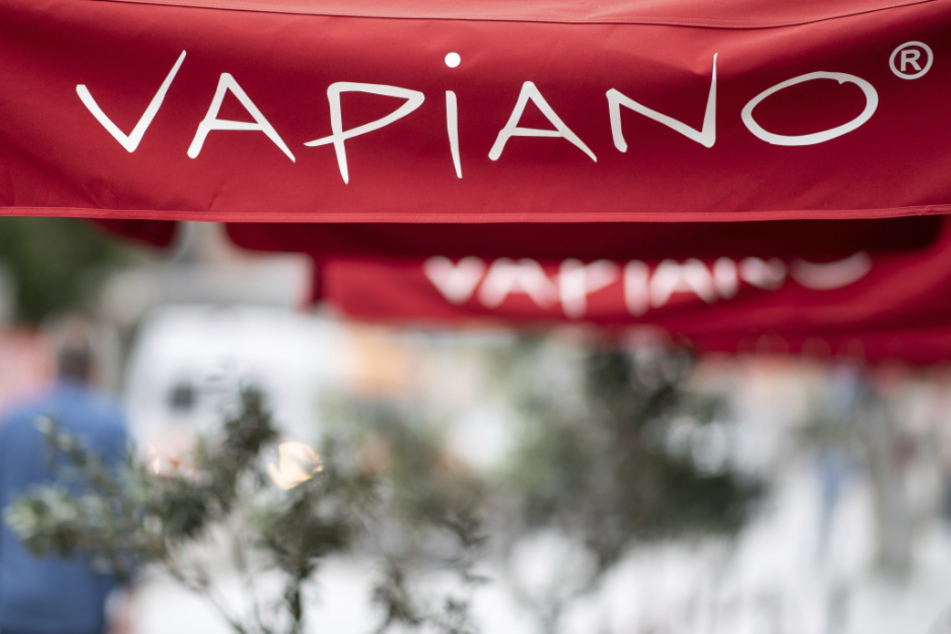 Das Logo der Restaurant-Kette Vapiano steht an der Außenfassade eines Restaurants in der Stuttgarter Innenstadt.