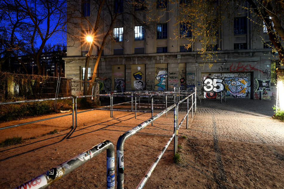 Der verlassene Vorplatz vor dem Club "Berghain", der aufgrund der Corona-Pandemie geschlossen ist.