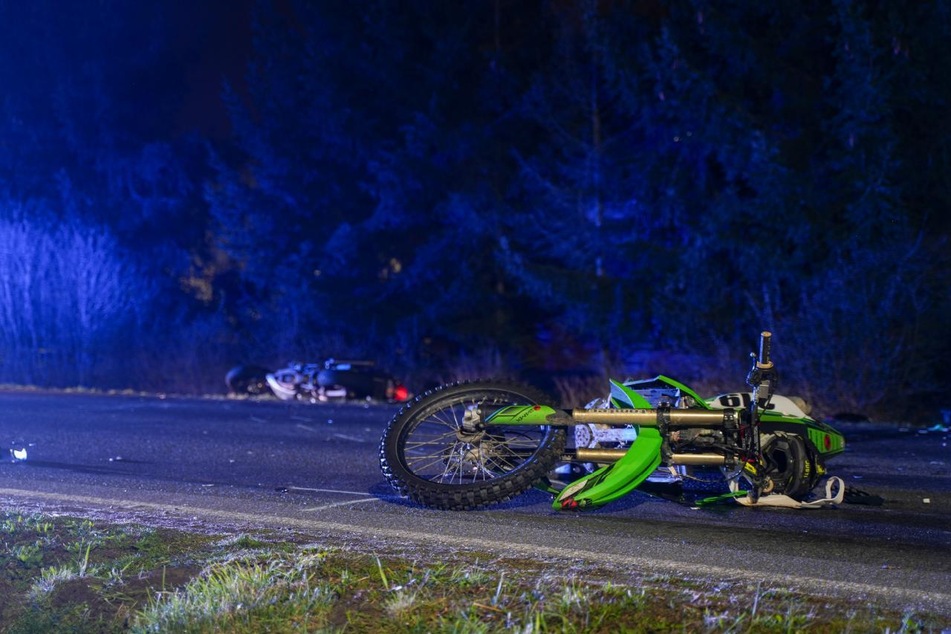 Der Fahrer der grünen Motocross-Maschine war augenscheinlich ohne Licht unterwegs.
