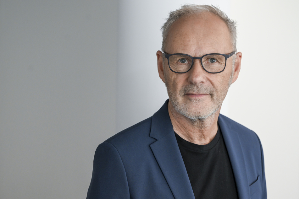 Autor und Moderator Reinhold Beckmann (67) hat sich zu der Flugblatt-Affäre um Hubert Aiwanger (52) von den Freien Wählern geäußert.