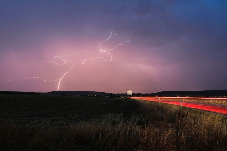Ein Gewitter über dem Norden Bayerns hat in Oberfranken für einige Einsätze gesorgt. (Symbolbild)