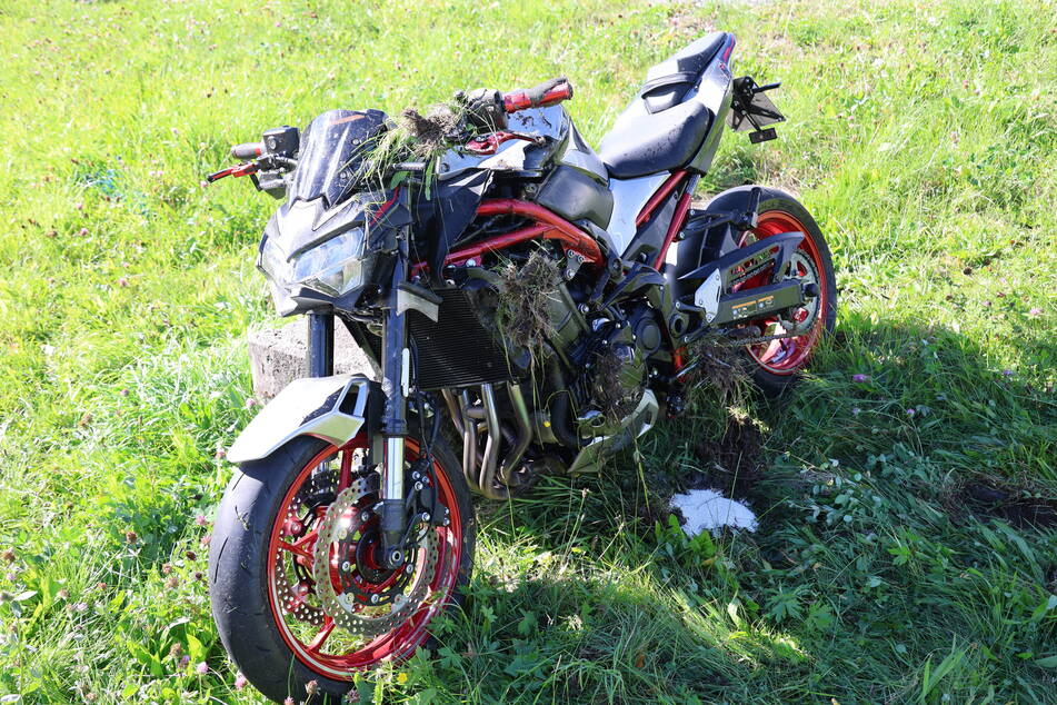 Der Biker kam nach dem Unfall verletzt ins Krankenhaus.