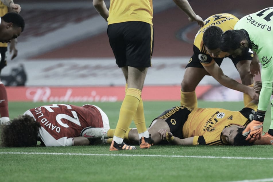 Premier League Unter Schock Raul Jimenez Mit Schwerer Kopfverletzung Nach Zusammenprall Tag24