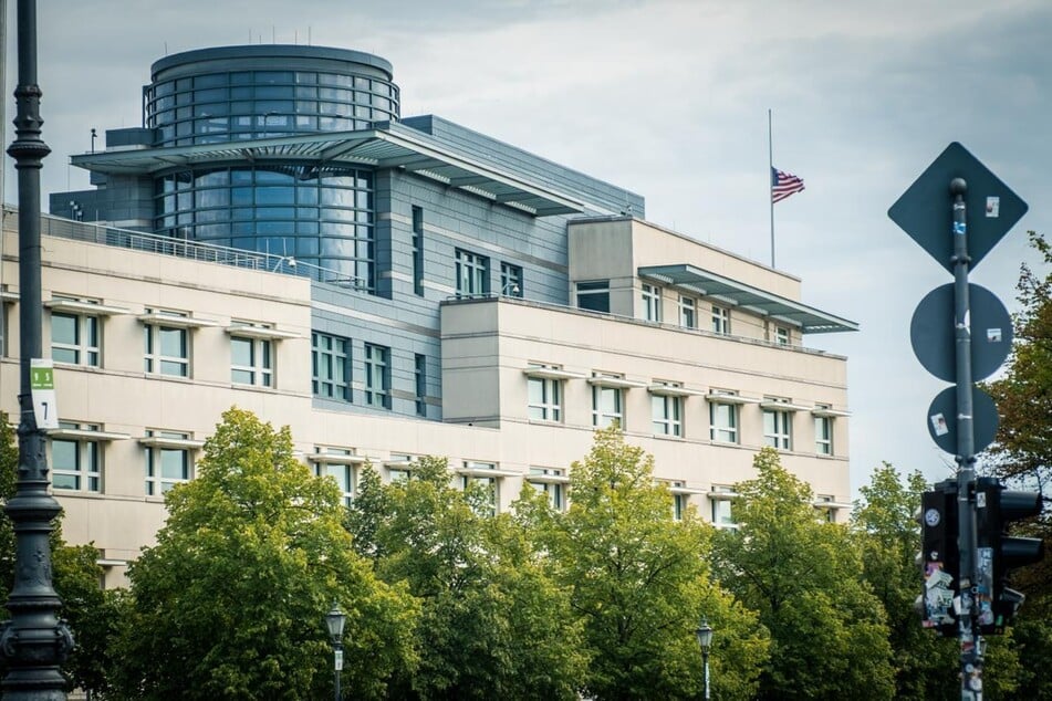 Deutlich sichtbar hängt die amerikanische Flagge an der US-Botschaft in Berlin auf Halbmast.