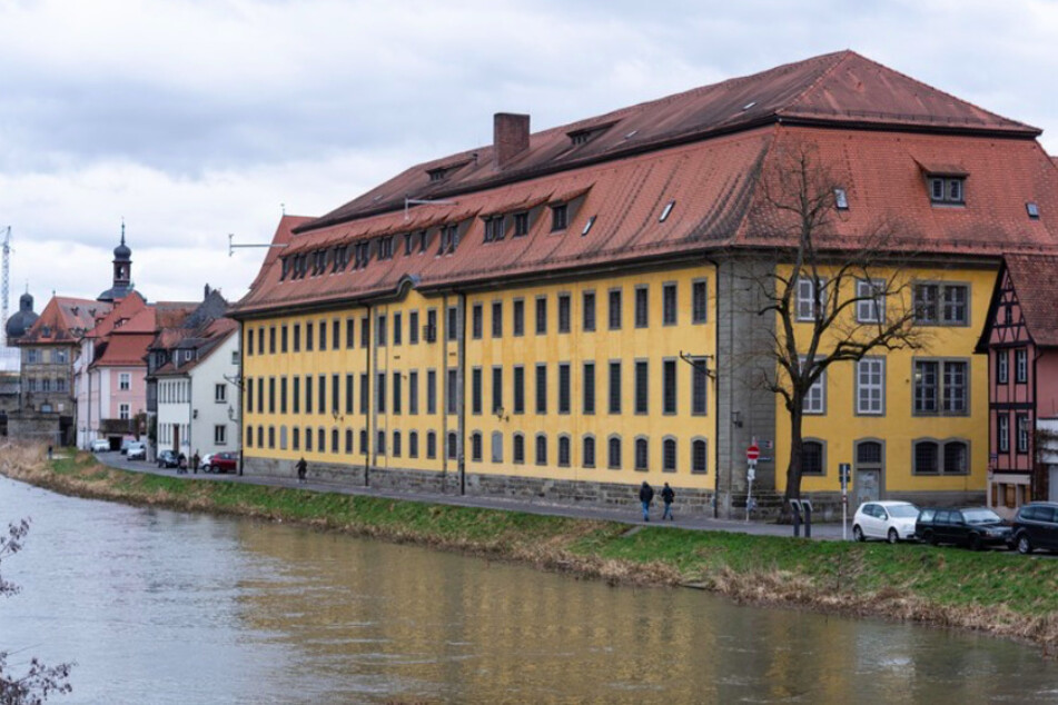 Das Gebäude der JVA liegt in bester Altstadtlage am Flussufer in Bamberg - doch die Menschen, die in diesem Gebäude leben, haben nichts davon und sind nicht freiwillig hier.