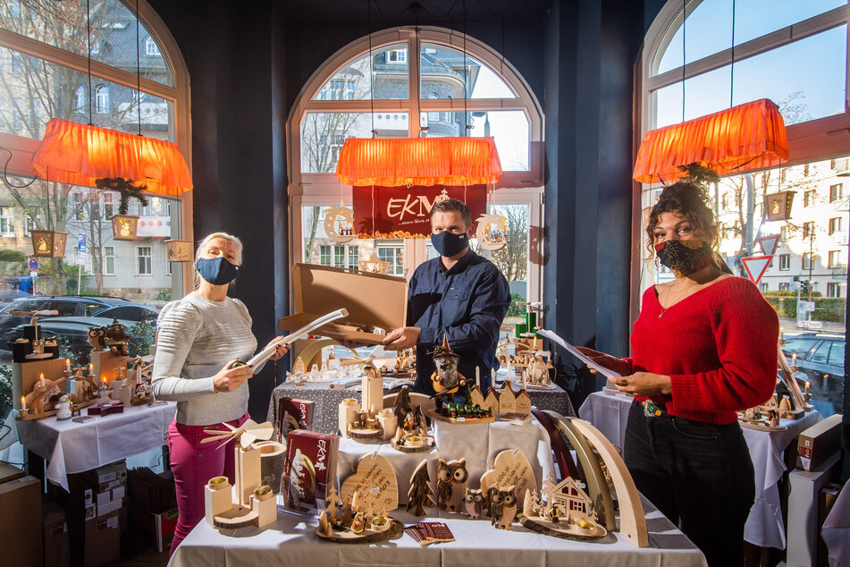 Josephin Berger (r.) trifft zusammen mit Sandra und Silvio Stibane (41) von der "Erzgebirgs Kunstwerkstatt Markl" die letzten Vorbereitungen im neuen Pop-up-Store.