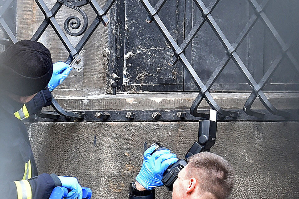 Mit Hydraulikwerkzeugen waren Tage vor dem Diebstahl die Gitterstäbe der Fenster am Residenzschloss durchtrennt.