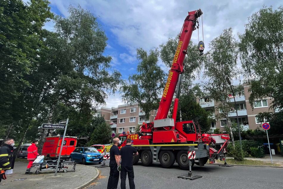 Die Feuerwehr rückte mit einem Kran an, um den Mann aus seiner Wohnung zu hieven.