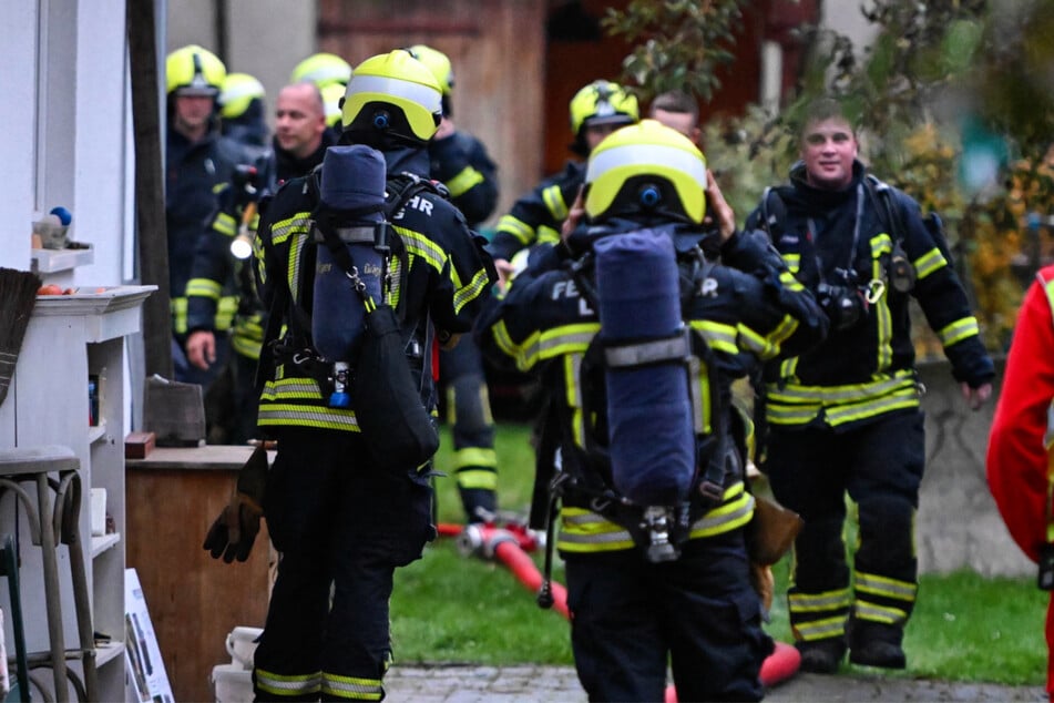 Die Feuerwehr rückte mit mehreren Kameraden und Fahrzeugen aus.