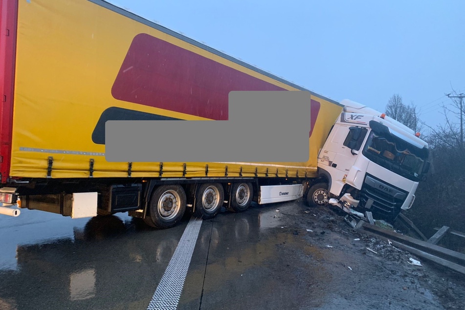 Unfall A2: Lastwagen durchbricht Leitplanke auf der A2