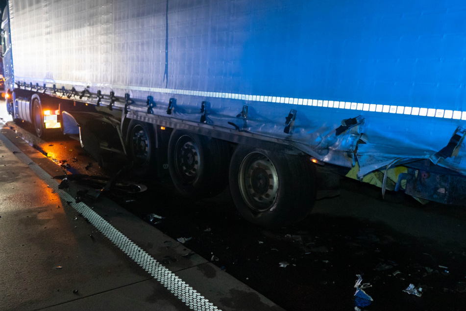 Sowohl der Transporter als auch der Laster wurden bei dem Crash beschädigt.
