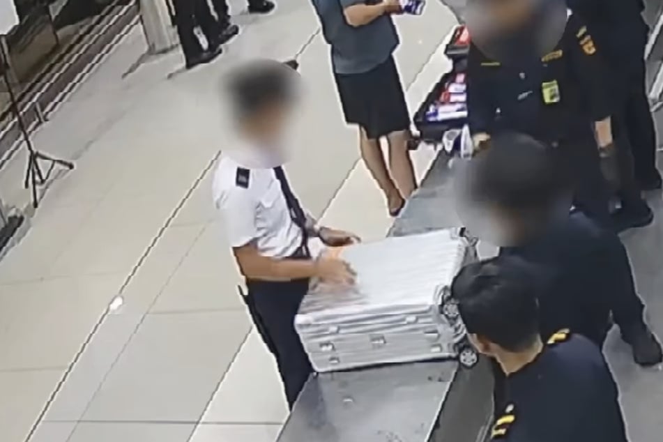 Im Koffer des Piloten wurden mehr als 70.000 Ecstasy-Pillen gefunden.