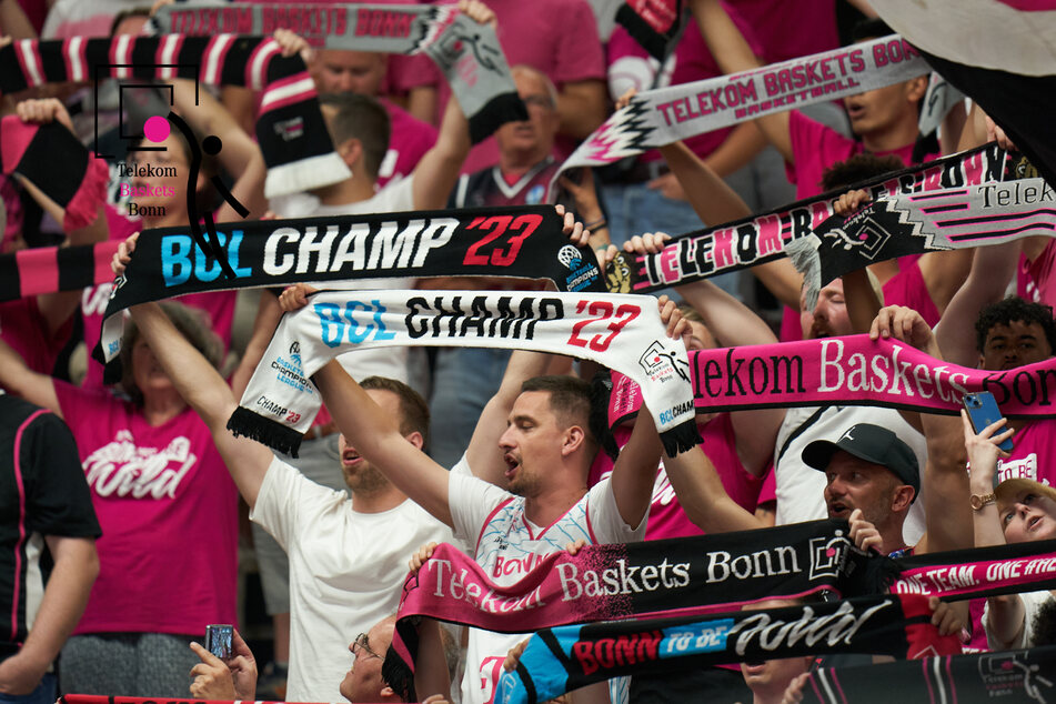 Zahlreiche Fans unterstützen die Telekom Baskets in Ulm: Public Viewing in Bonn