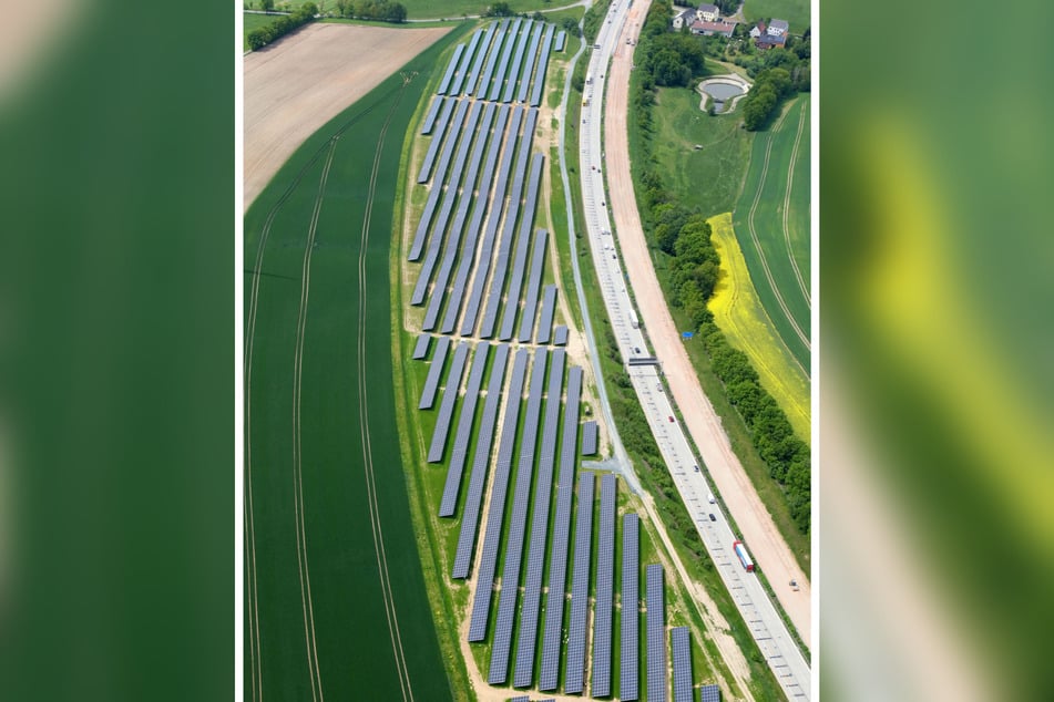 Entlang der Autobahn soll ein Solarpark entstehen, ähnlich wie der bei Meerane an der A 4.