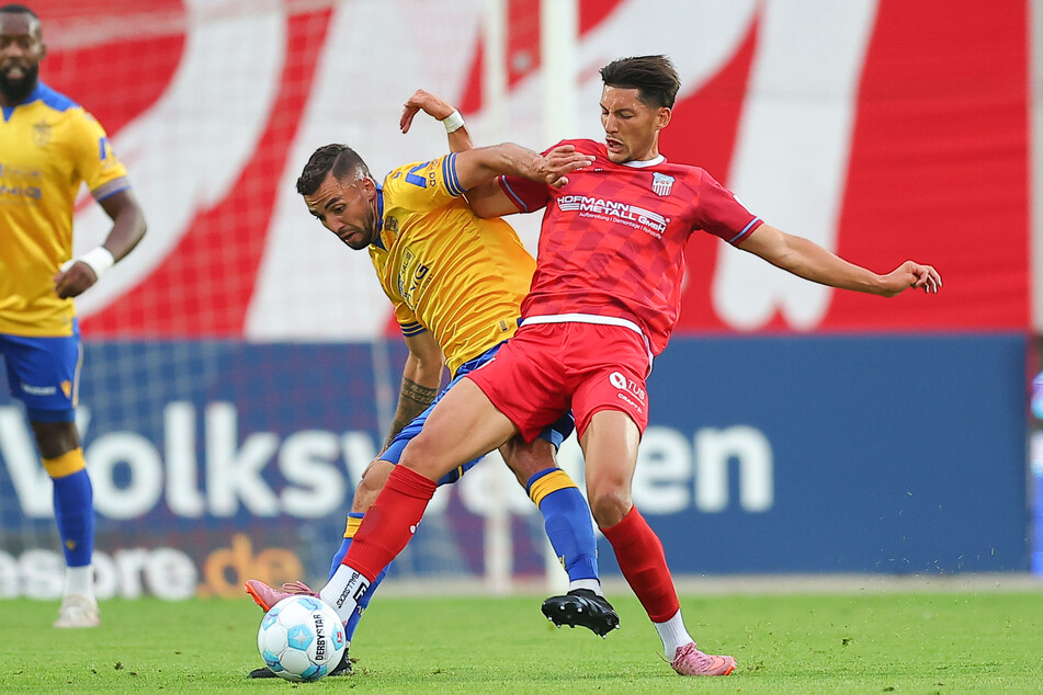 Bitter! Gabriel Figurski Vieira (24, r.), hier gegen Jena-Spieler Justin Schau (26), verletzte sich beim Training. Er zog sich einen Kreuzbandriss zu.