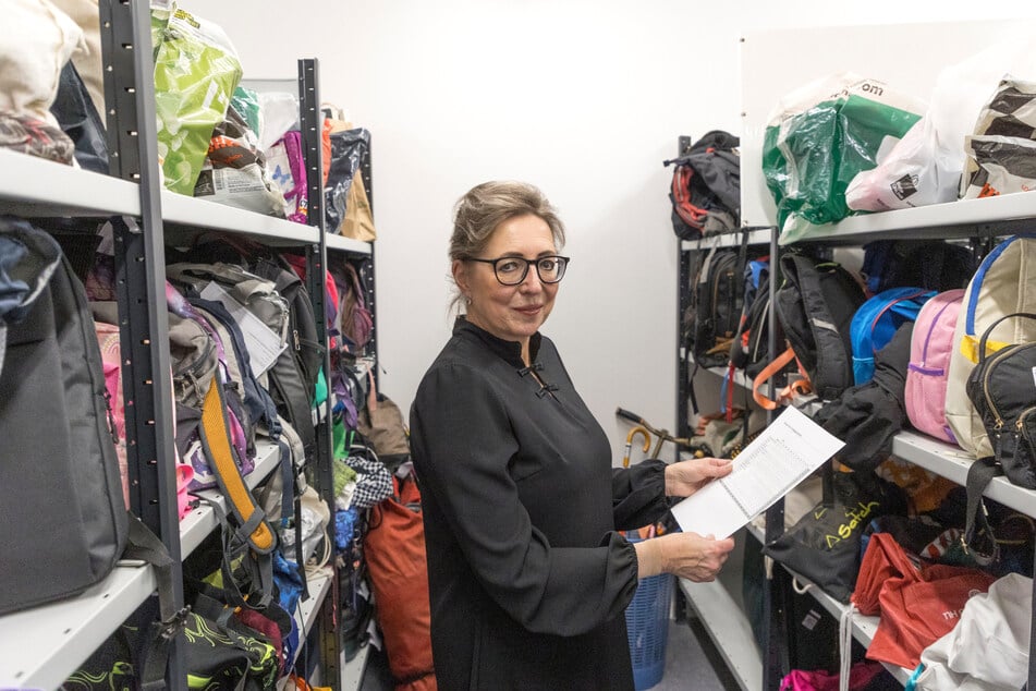 Ganz schön viel zu tun für Fundbüro-Leiterin Brit Geßler (57).
