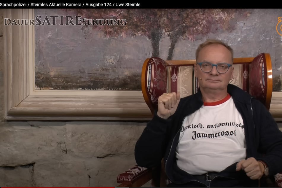 Ex-Fernsehstar Uwe Steimle (60) trägt die Bezeichnung "völkisch-antisemitischer Jammerossi" mittlerweile selbst auf einem eigens gedruckten T-Shirt.